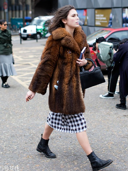 棕色皮草怎么搭配？這樣穿復(fù)古又有氣質(zhì)