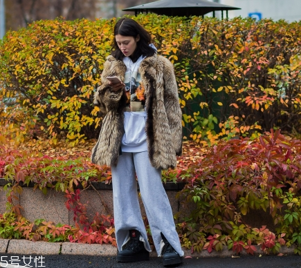 棕色皮草怎么搭配？這樣穿復(fù)古又有氣質(zhì)