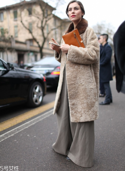 棕色皮草怎么搭配？這樣穿復(fù)古又有氣質(zhì)