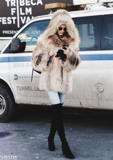 棕色皮草怎么搭配？這樣穿復(fù)古又有氣質(zhì)