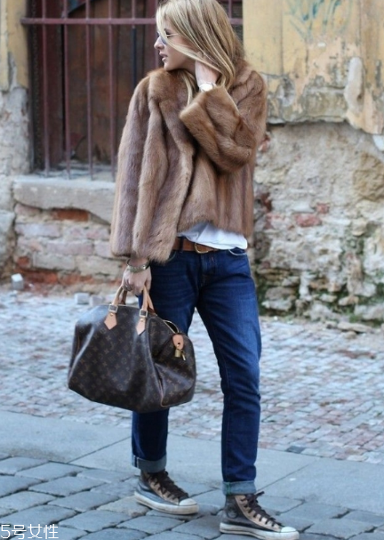 棕色皮草怎么搭配？這樣穿復(fù)古又有氣質(zhì)