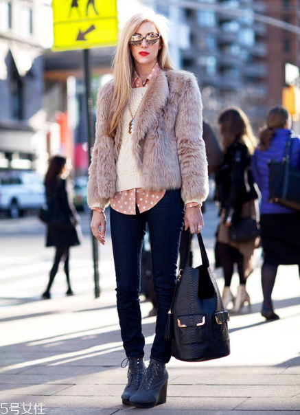 棕色皮草怎么搭配？這樣穿復(fù)古又有氣質(zhì)