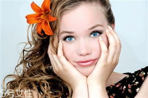 睫毛長(zhǎng)到眼睛里怎么辦？睫毛是毛發(fā)中壽命最短的