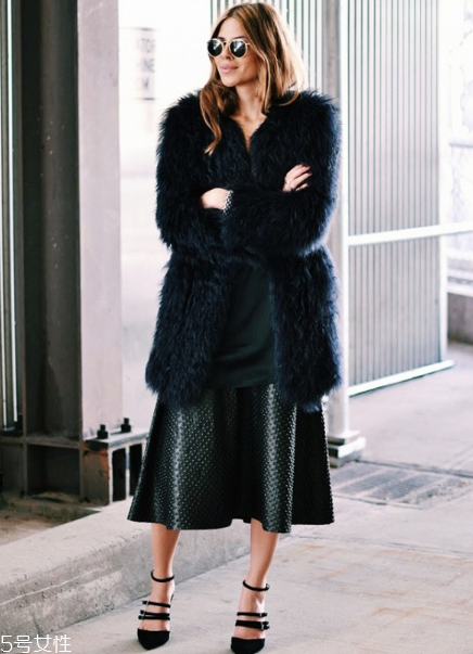 黑色皮草怎么搭配好看？教你凹足造型感
