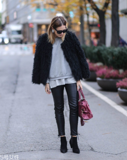 黑色皮草怎么搭配好看？教你凹足造型感