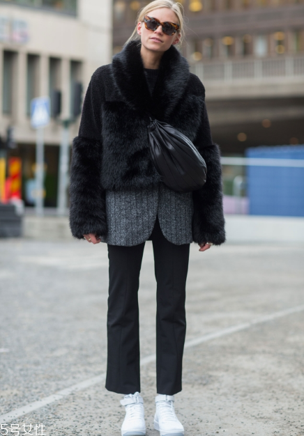 黑色皮草怎么搭配好看？教你凹足造型感