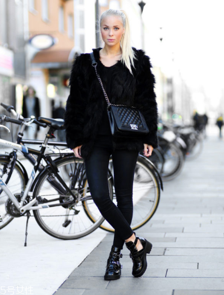 黑色皮草怎么搭配好看？教你凹足造型感