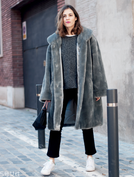 灰色皮草怎么搭配？這樣就能輕松駕馭