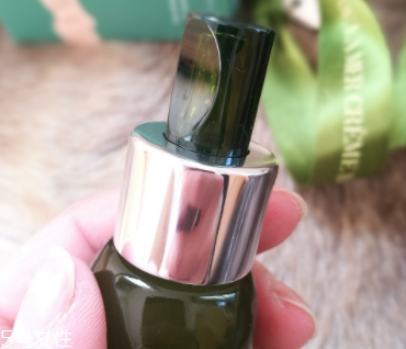 海藍(lán)之謎去皺精華用多久能見(jiàn)效？至少3個(gè)月