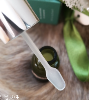 海藍(lán)之謎去皺精華用多久能見(jiàn)效？至少3個(gè)月