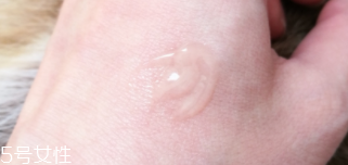 海藍(lán)之謎去皺精華用多久能見(jiàn)效？至少3個(gè)月