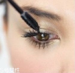 如何挑選合適的睫毛膏？這樣刷睫毛卷翹靚麗