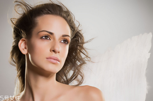 睫毛長(zhǎng)到眼睛里怎么辦？睫毛是毛發(fā)中壽命最短的