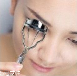 如何挑選合適的睫毛膏？這樣刷睫毛卷翹靚麗