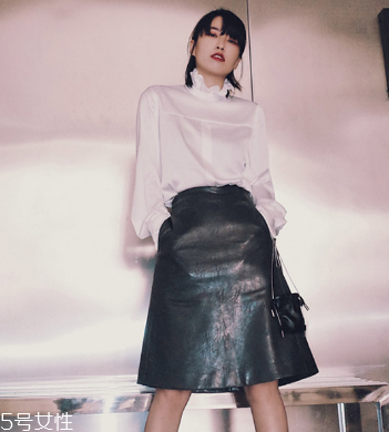 皮裙配什么上衣好看？教你做個硬糖女孩