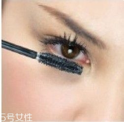 如何挑選合適的睫毛膏？這樣刷睫毛卷翹靚麗