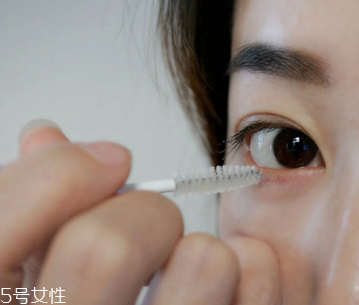 睫毛增長(zhǎng)液可以用于眉毛嗎？睫毛增長(zhǎng)液還可以涂頭發(fā)