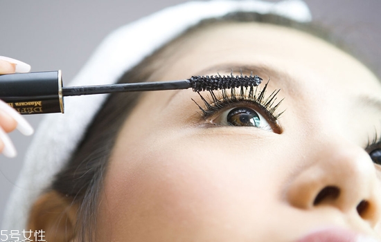 睫毛膏暈妝是什么原因？化妝手法很重要