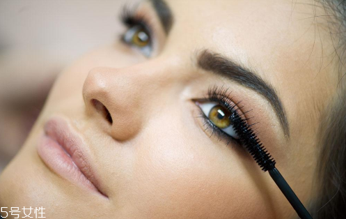 怎么正確使用睫毛夾？這樣刷睫毛眼睛大一倍