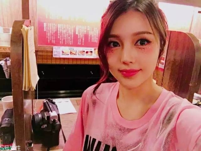 年會(huì)畫(huà)什么妝最好看上鏡？亮片妝絕對(duì)是最耀眼的