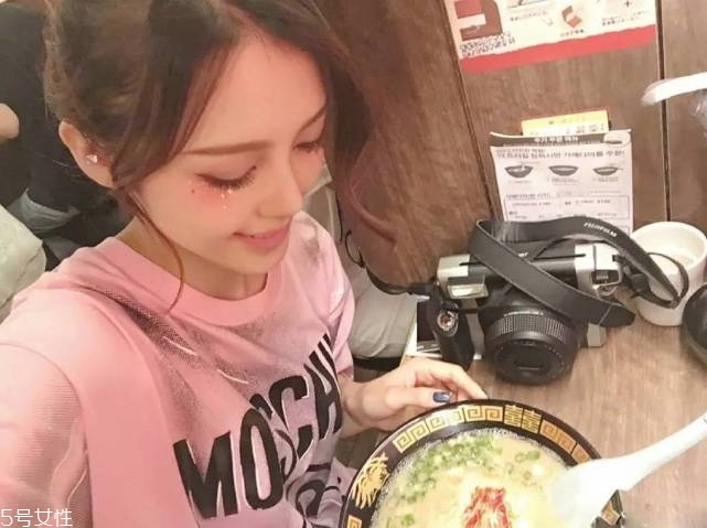 年會(huì)畫(huà)什么妝最好看上鏡？亮片妝絕對(duì)是最耀眼的