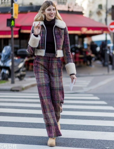 黑色高領(lǐng)毛衣怎么搭配？混搭出時髦著裝