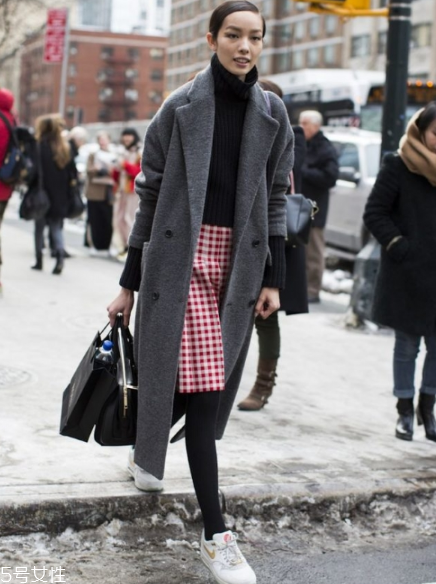 黑色高領(lǐng)毛衣怎么搭配？混搭出時髦著裝