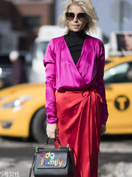 黑色高領(lǐng)毛衣怎么搭配？混搭出時髦著裝