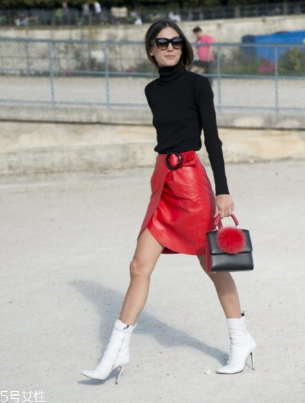 黑色高領(lǐng)毛衣怎么搭配？混搭出時髦著裝