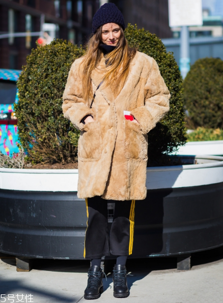 皮草搭配什么褲子好看？打造冬日新時(shí)尚