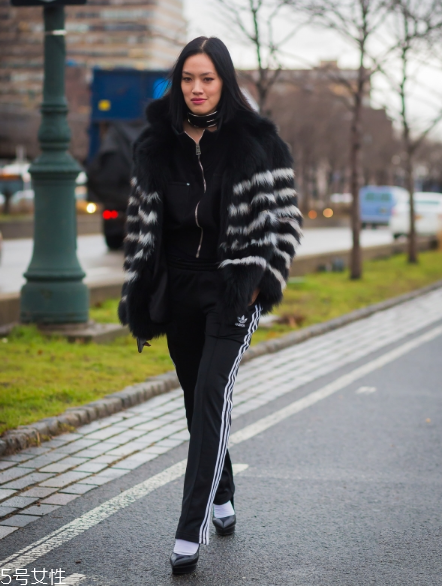 皮草搭配什么褲子好看？打造冬日新時(shí)尚