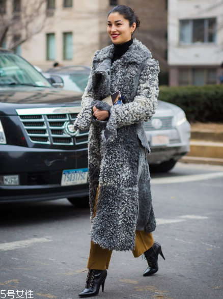 皮草搭配什么褲子好看？打造冬日新時(shí)尚