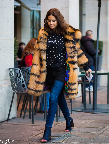 皮草搭配什么褲子好看？打造冬日新時(shí)尚