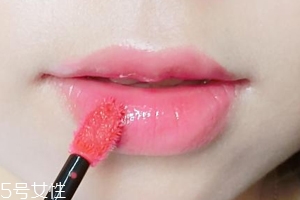 唇釉適合哪些人用？唇紋深的人