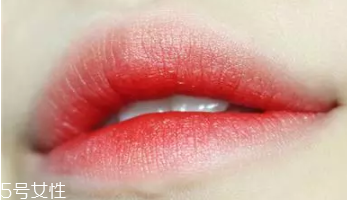 唇釉適合哪些人用？唇紋深的人