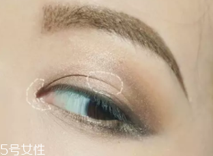 皮膚黑怎么選粉底？至少用兩種色號(hào)