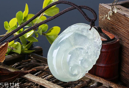 糯種翡翠屬于什么檔次？翡翠的價(jià)值你清楚嗎