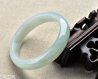 翡翠手鐲戴在哪只手好？行內(nèi)人士給出答案