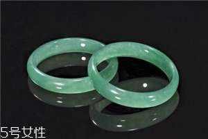 翡翠手鐲戴在哪只手好？行內(nèi)人士給出答案