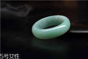 翡翠手鐲怎么養(yǎng)才能透？養(yǎng)翡翠的關(guān)鍵小竅門