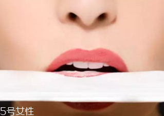 化妝新手怎么化唇妝？咬唇妝自然日常