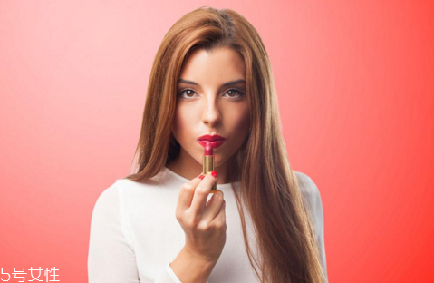 嘴唇干裂脫皮可以用蜂蜜嗎？滋潤(rùn)唇部小妙招