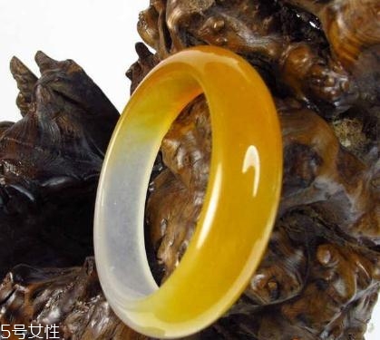 黃龍玉手鐲多少錢？這個種類的價值最貴