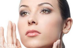 美白精華可以常年使用嗎？春秋用最好