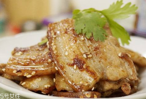 烤箱烤五花肉需要多長時間 烤箱烤五花肉技巧 烤箱烤五花肉需要多長時間 烤箱烤五花肉技巧