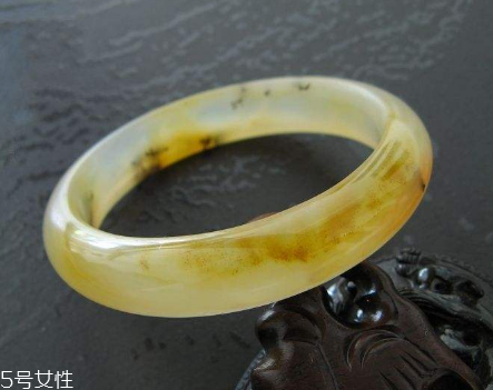黃龍玉手鐲起棉怎么辦？正?，F(xiàn)象不必驚慌