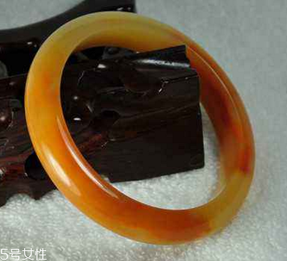 黃龍玉手鐲起棉怎么辦？正?，F(xiàn)象不必驚慌