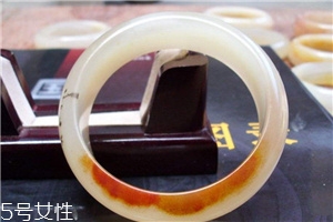 黃龍玉手鐲起棉怎么辦？正常現(xiàn)象不必驚慌