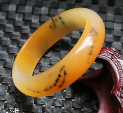 黃龍玉手鐲什么顏色才是最好的？這樣選絕不出錯(cuò)