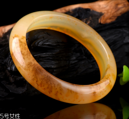 黃龍玉手鐲什么顏色才是最好的？這樣選絕不出錯(cuò)
